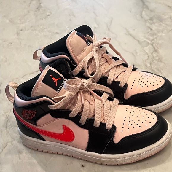 Air Jordan 1 Mid GS black and pink - Picture 1 of 4